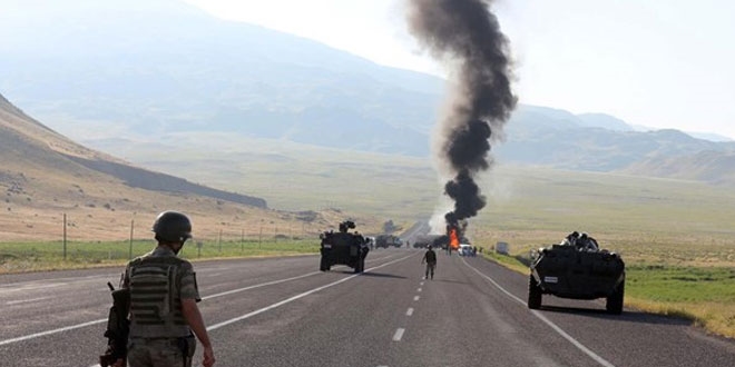Bitlis'te yol kesen terristlerin at ate sonucu bir polis yaraland