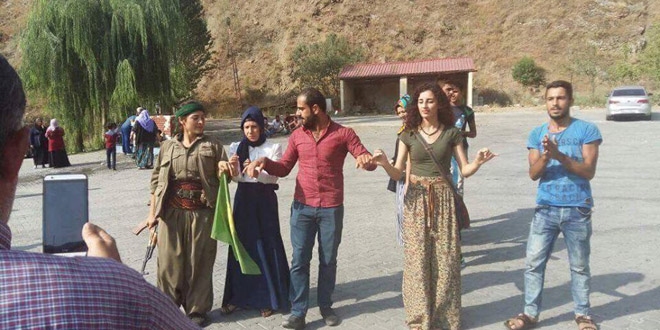 PKK mensuplarıyla halay çeken, 8 kişi gözaltına alındı