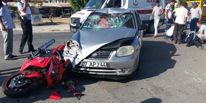 Antalya'da otomobille motosiklet arpt: 2 polis yaral