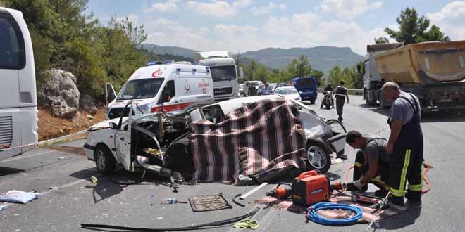 Kazada 2 kişi öldü, üniversite öğrencisi yaralandı