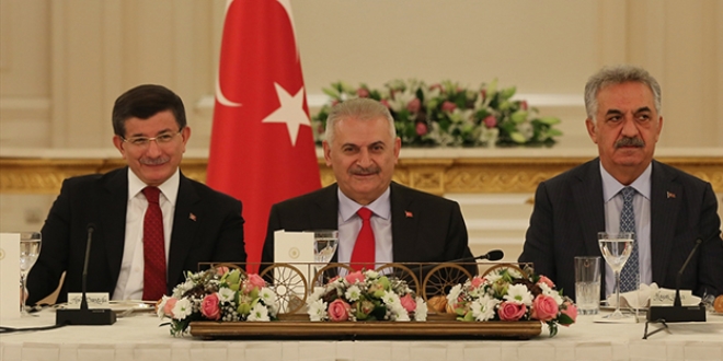 Başbakan Yıldırım, eski ve yeni bakanlarla buluştu