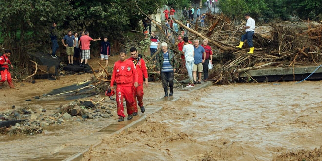 Artvin'de etkili olan şiddetli yağış, su baskınlarına yol açtı