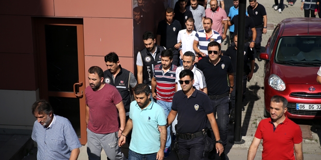 Düzce'de 1'i öğretim görevlisi, 15 memur tutuklandı