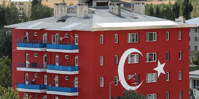 Emniyet amirliği binası Türk bayrağına boyandı