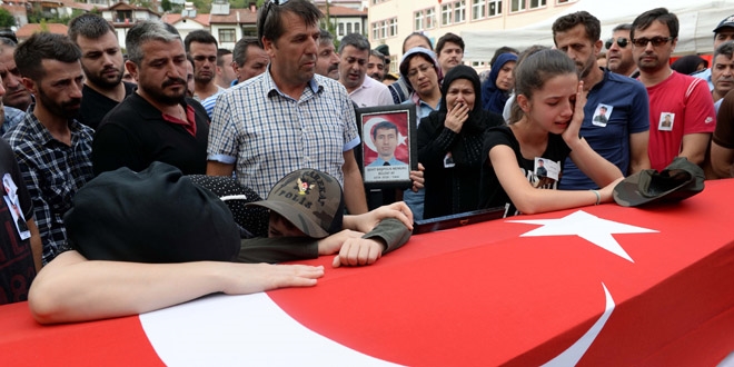 Trafik kazasında şehit olan polis son yolculuğuna uğurlandı