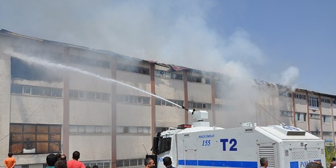 Diyarbakır'da yangına TOMA'larla müdahale edildi