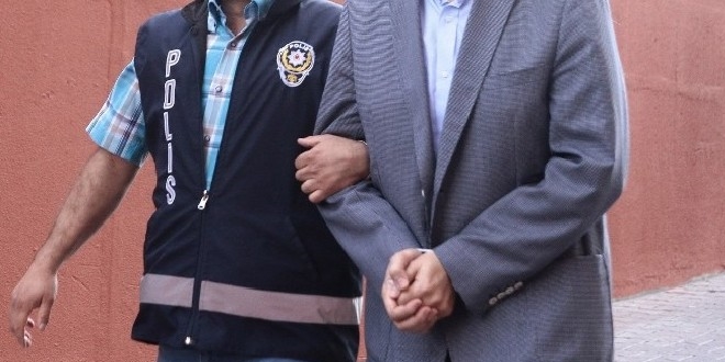 Uşak'ta 10'u öğretmen, 12 kişi gözaltına alındı