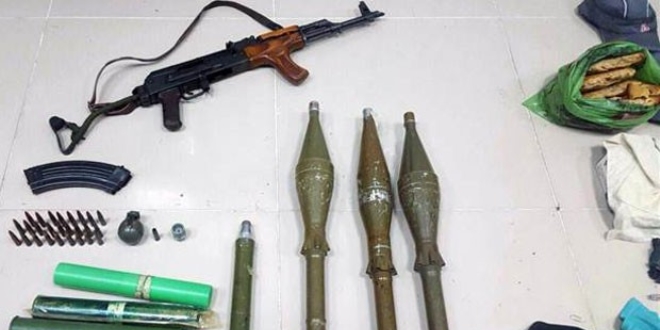 Terk edilmiş minibüste silah ve mühimmat bulundu
