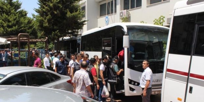 İzmir'de 10 emniyet mensubu tutuklandı