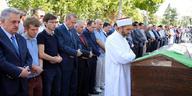 AK Parti Kadın Kolları MKYK üyesi, toprağa verildi
