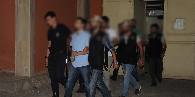 Ankara'da 2'si retmen, 10 kamu grevlisi tutukland