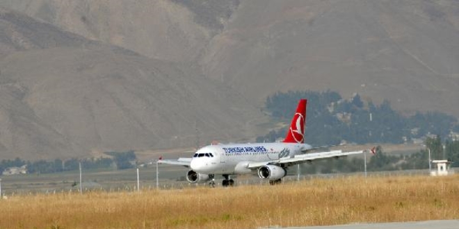 Yüksekova'ya 13 ay sonra yolcu uçağı indi