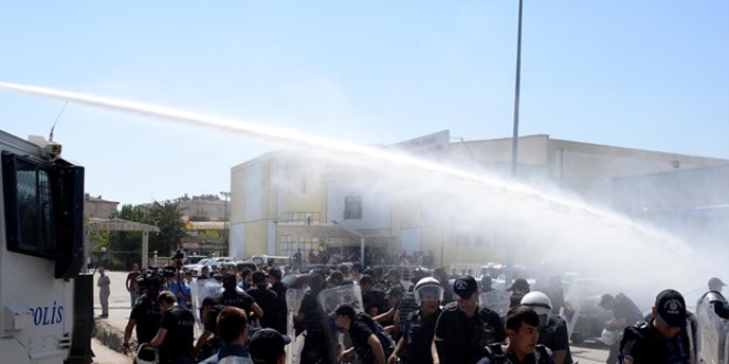 Diyarbakır'da Eğitim-Sen'in protestosuna polis müdahelesi