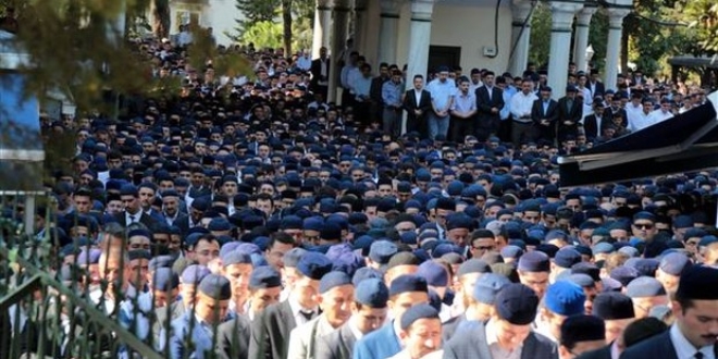 Süleymancıların liderinin cenazesinde mavi takke detayı