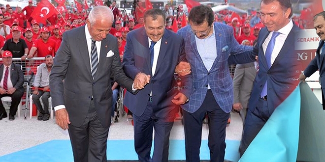 Bakan yatırımcının önüne turkuaz halı serdi