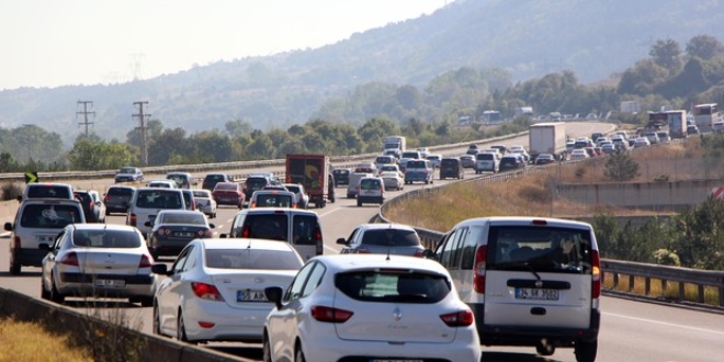 Tatilcilerin trafik çilesi başladı: TEM'de kilometrelerce kuyruk