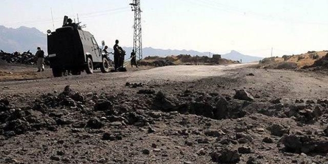 Tunceli'de Sivil araç geçerken mayın patladı, çatışma çıktı