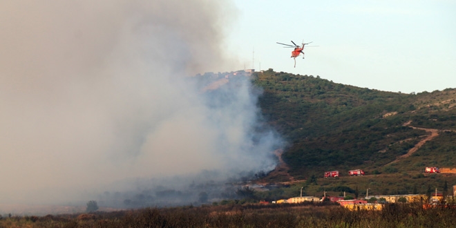 Tuzla'da askeri alanda çıkan yangın kontrol altına alındı