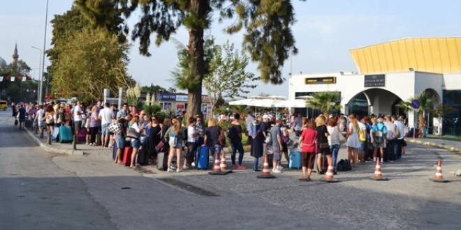 Midilli Adası'na tatilci akını başladı