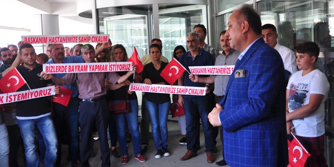 Anlaşması iptal edilen özel hastane çalışanlarından protesto