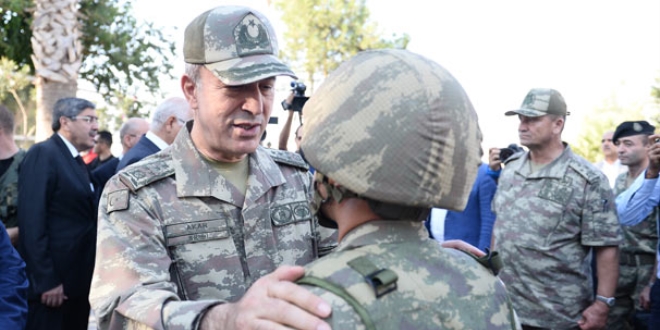 Genelkurmay Başkanı sıfır noktasındaki askerlerle bayramlaştı