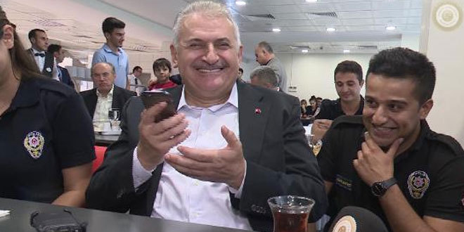 Başbakan, polis memuru için telefonda kız istedi