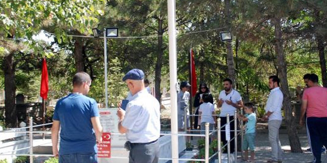 Şehit Astsubay Ömer Halisdemir'in mezarına bayram ziyareti