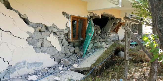 Erzincan'da heyelan, 24 ev kullanılamaz hale geldi
