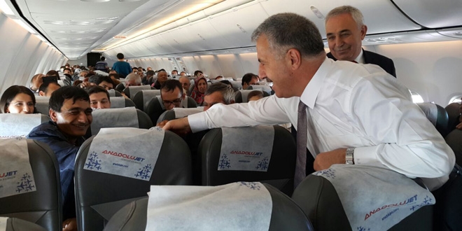 Bakan Arslan, uçakta yolcuların bayramını kutladı