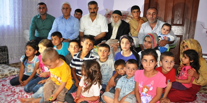 111 yaşındaki Zübeyir dede 110 torunuyla bayramlaştı