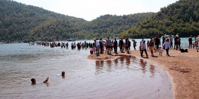 Kızkumu Plajı'nı günde yaklaşık 6 bin kişi ziyaret ediyor