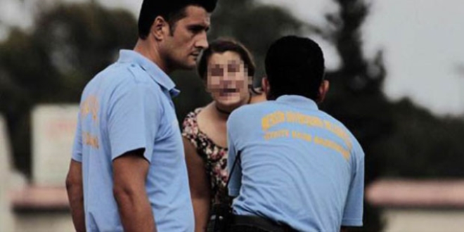 İntihar için köprüye çıkan kadını polis ikna etti