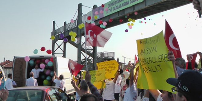 Tutuklu askeri okul öğrencilerinin aileleri balon uçurdu