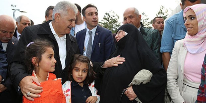 Yıldırım, terör saldırısında yaralanan askeri ziyaret etti
