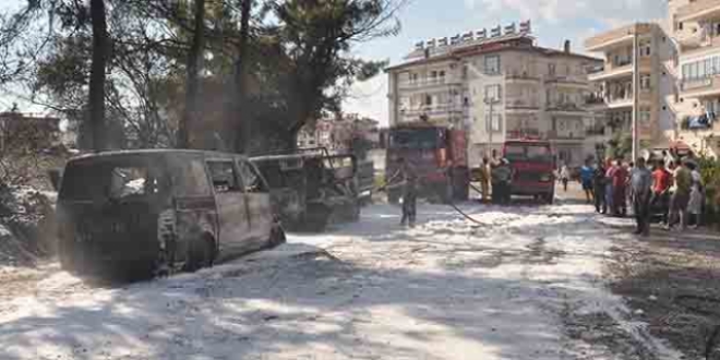 Manavgat'taki orman yangınında 2 araç yandı