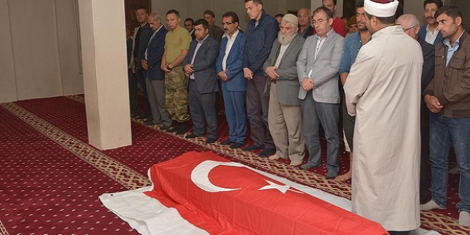 Van'da şehit edilen köy korucusu toprağa verildi