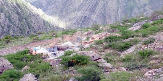 Hakkari'de 1 doçka mevzisi ve cephanelik imha edildi
