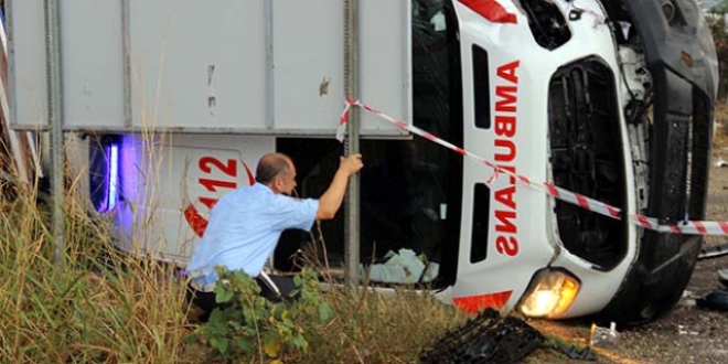 Tekirdağ'da ambulans devrildi, sağlık memuru hayatını kaybetti