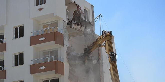 Terör mağdurlarının binasını yıkan DBP'li belediyeye tepki