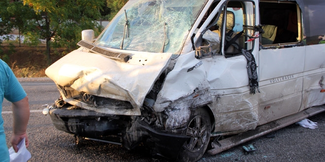 İzmir'de trafik kazası: 1 ölü, 14 yaralı