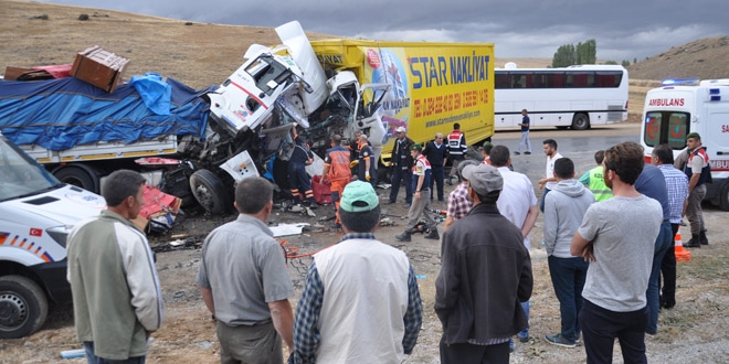 Afyonkarahisar'da trafik kazası: 3 ölü, 5 yaralı
