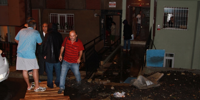 İstanbul'da sağanak yağmur, su baskınlarına neden oldu