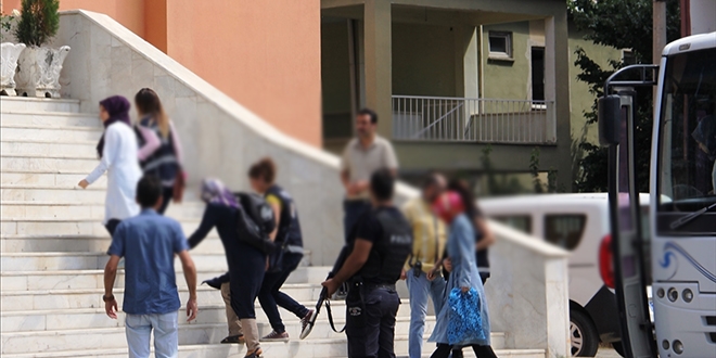 Karabk'te, bir polis tutukland, iki retmen gzaltna alnd