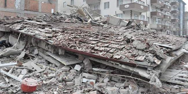 Bağcılar'da bina çöktü