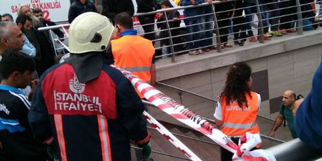 Hareket halindeki metronun önüne atladı