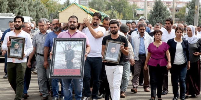 HDP Diyarbakr milletvekilleri terristin cenazesine katld