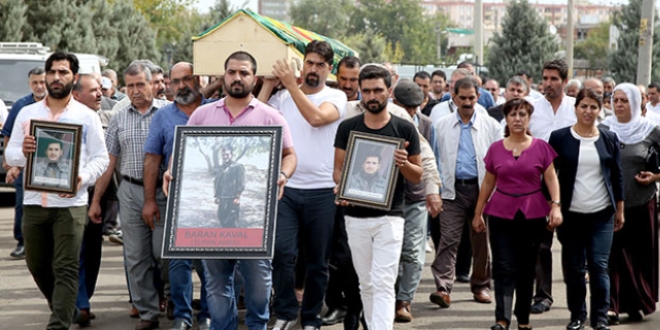 HDP Diyarbakır milletvekilleri teröristin cenazesine katıldı