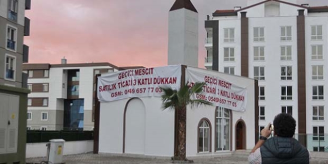 Müteahitten parasını alamayan esnaf, mescidi satışa çıkardı
