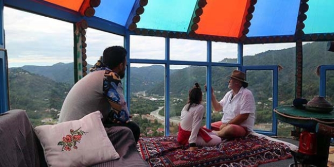 Çam gövdesine 'süit daire' yaptı