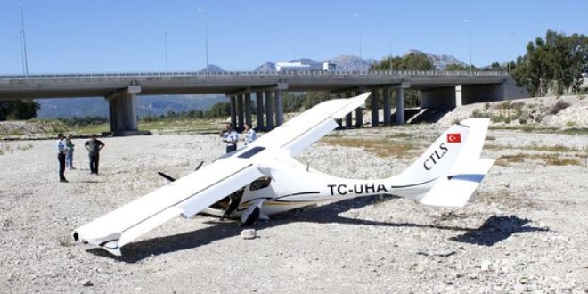 Antalya'da iki kişilik uçak zorunlu iniş yaptı